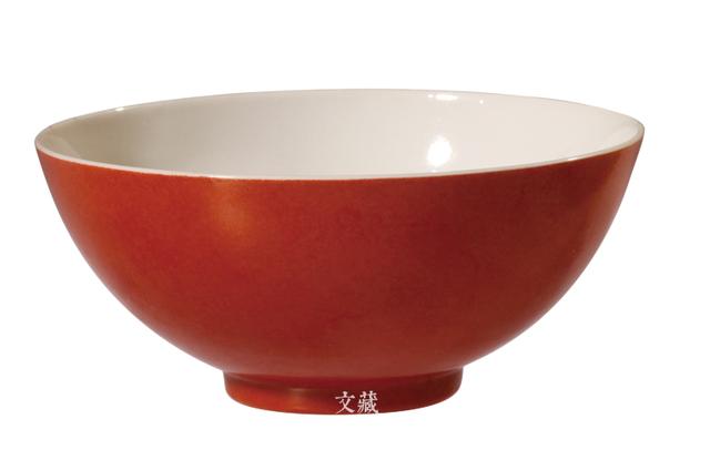 清雍正69珊瑚红釉碗红釉碗高4.4,口径9.9,底径3.8厘米,传世品.