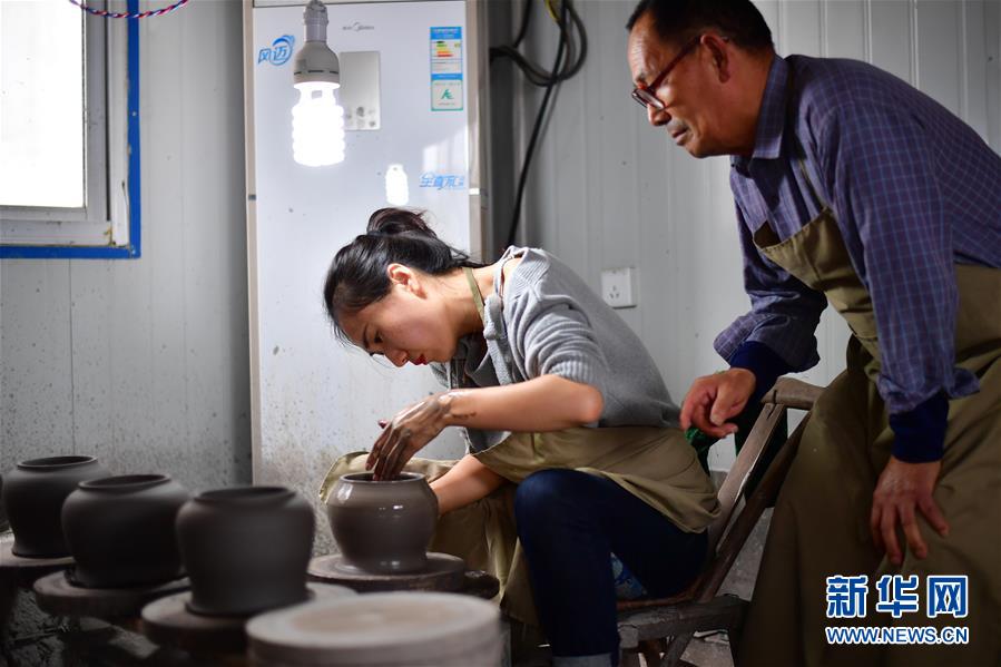 在河南省汝州市,汝瓷烧造技艺传承人朱宇华(左)在汝瓷烧造技艺代表性