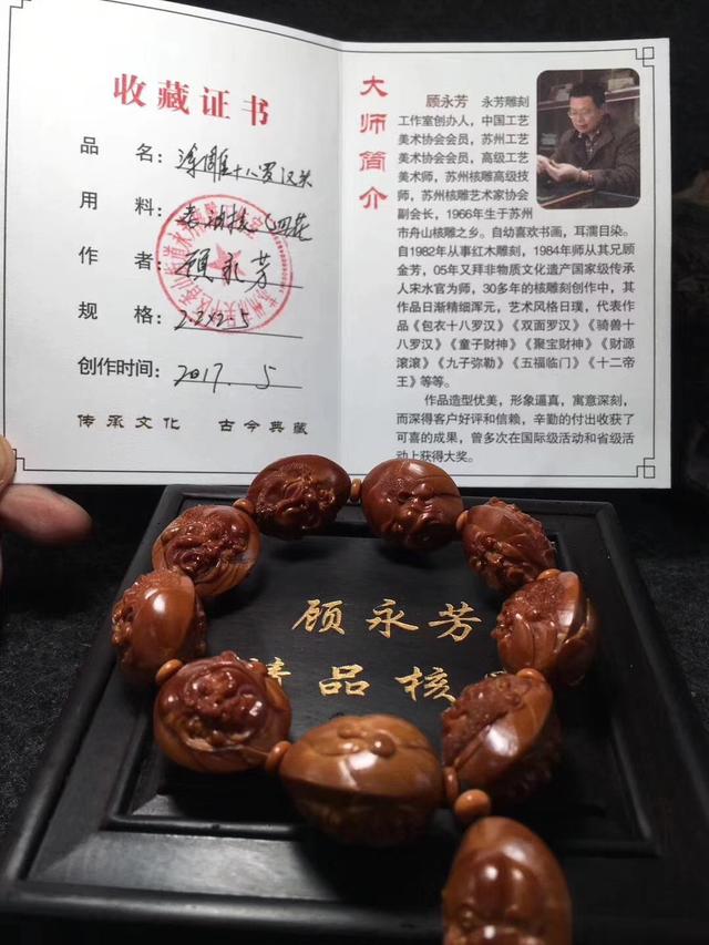 大家都知道的,橄榄核玩久了会包浆和变色,但是您知道包浆了的核雕作品