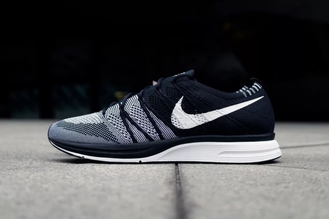 在去年 nike 经典跑鞋 flyknit trainer 强势回归