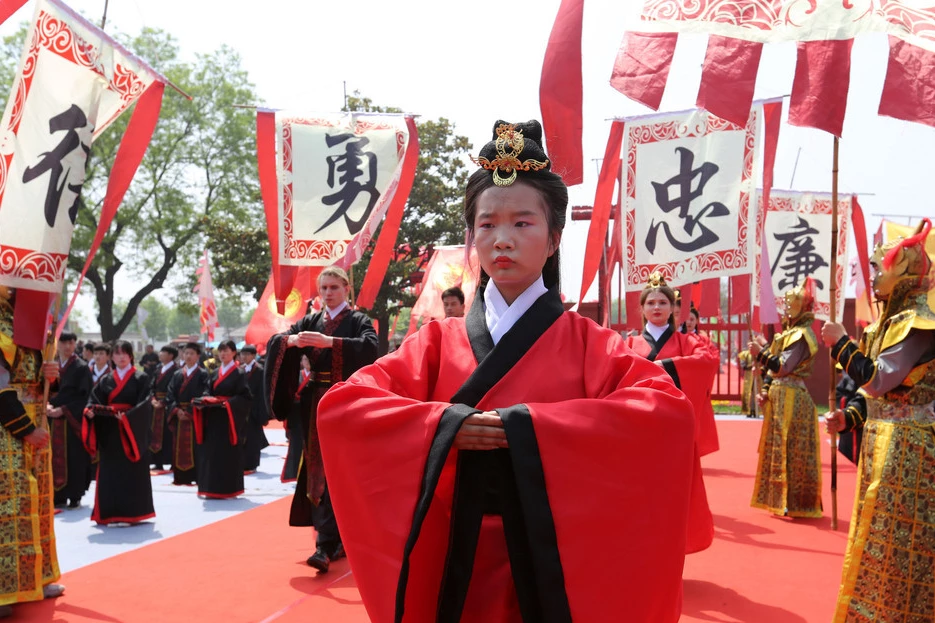 河南安阳举办成人礼3300中外学子着汉服加冠及笄