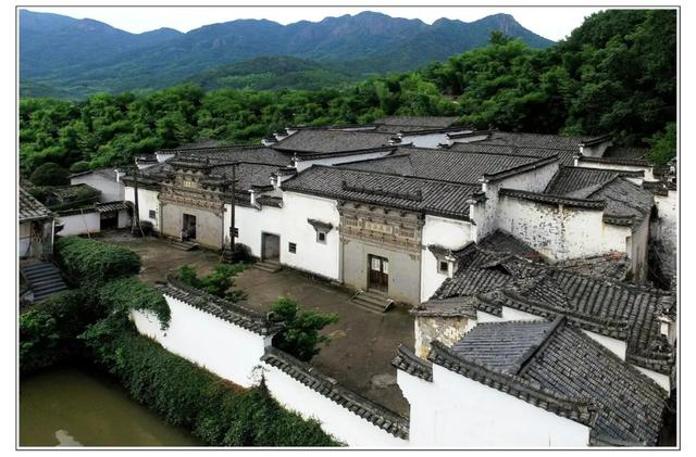 小镇内古建筑保存完好,尤其是三门源村东的叶氏民居建筑群,是浙江省