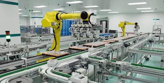 富士康的机器人自动化生产线