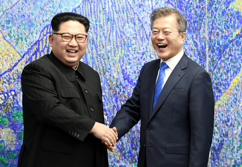 朝鲜最高领导人金正恩与韩国总统文在寅画作《从上八潭看金刚山》前