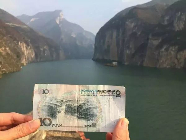 (你知道吗?面值10元人民币背面的画面正是长江三峡风景!