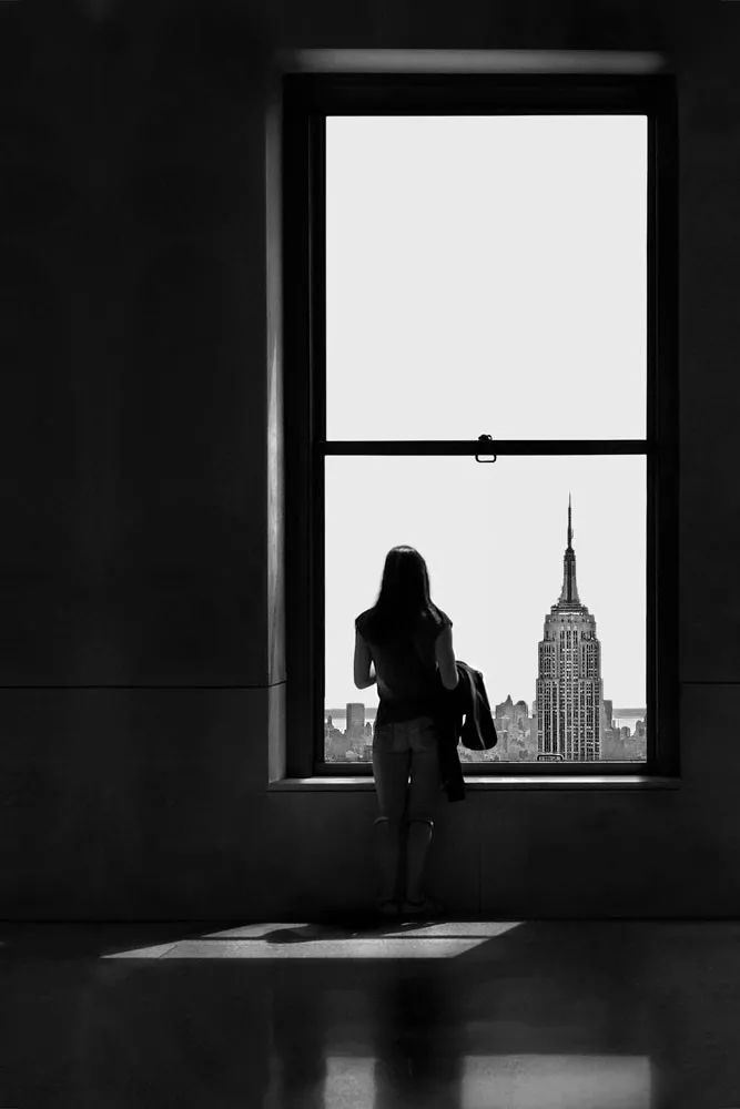 lucdratwa用黑白影像记录了洛克菲勒中心66层窗外的风景和长椅上看