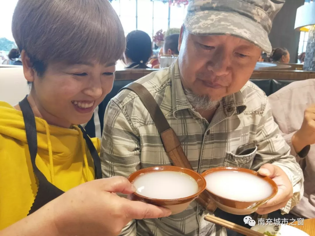 耗子哥夫妇俩举碗对饮,一对模范好夫妻