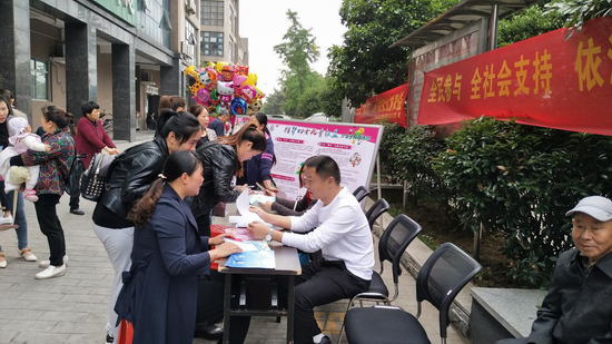 雨花区东山街道开展"全民参与,依法打击两非违法行为"宣传活动