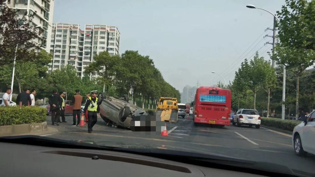 突发:今早,南湖大道小客车翻车,车内有小孩受伤!