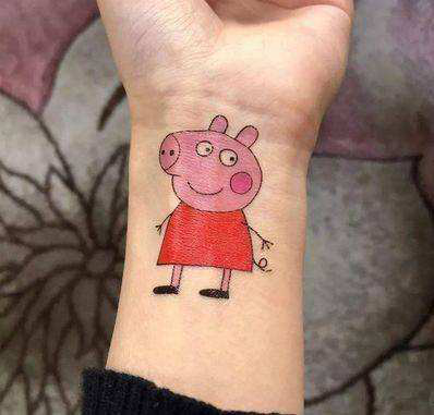 一个小猪佩奇的纹身在手