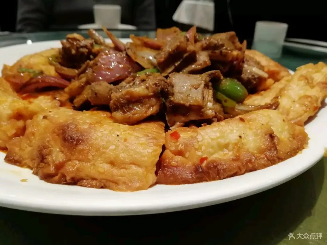 路恒佳好世界大酒店正门前 推荐:鸭肠,鸭舌,鸭脖,土豆,牛肠,虾尾鸡腿