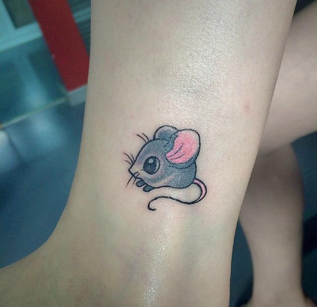 小腿处一只小小可爱的小老鼠纹身刺青
