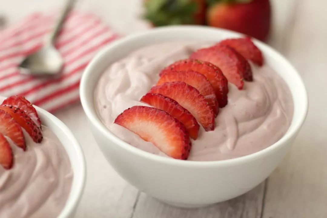 这哪里仅仅是一根草莓酸奶冰淇淋呀?分明就是冰镇酸奶 草莓嘛!