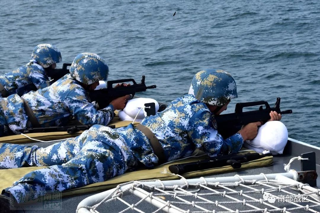 海军某部在南海某海域进行实战化训练