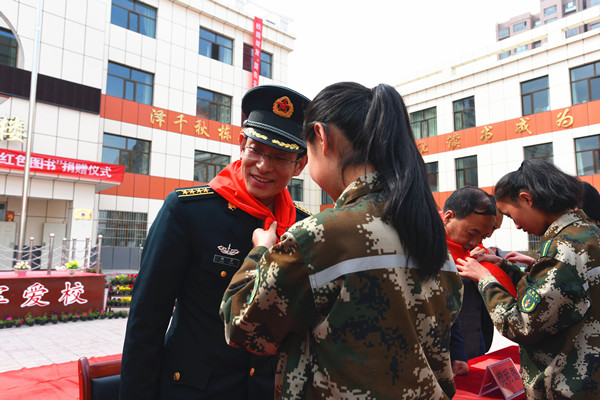 最后,湟中县领导及校领导,陪同96034部队领导参观了学校建设情况