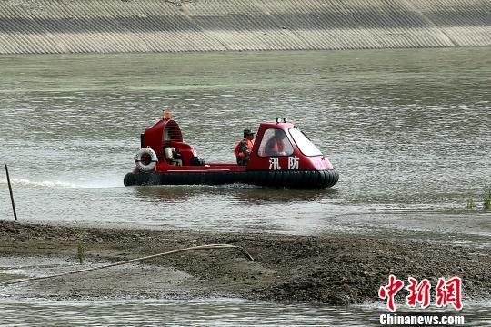 水上救援:气垫船救援 夏晶 摄