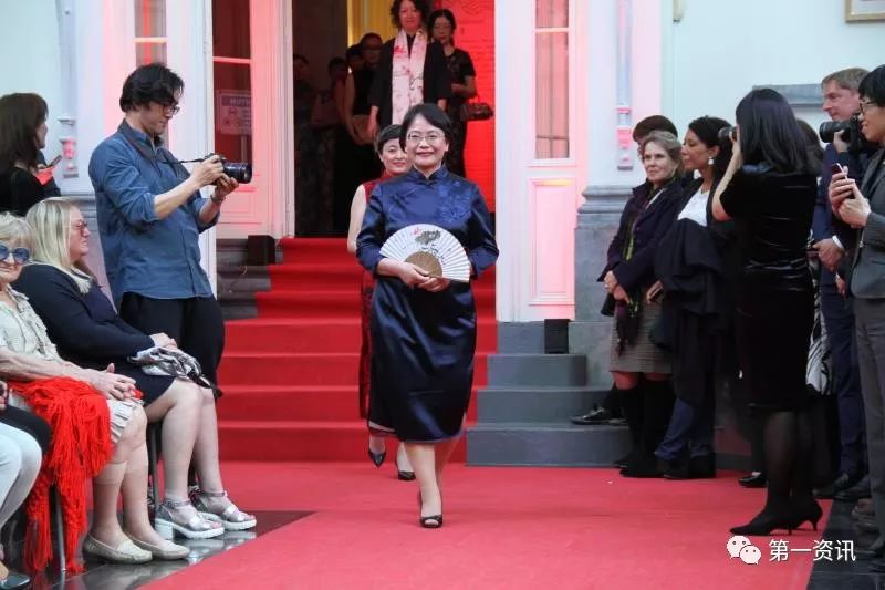 t台上的中国女外交官:旗袍传播中国文明之美!
