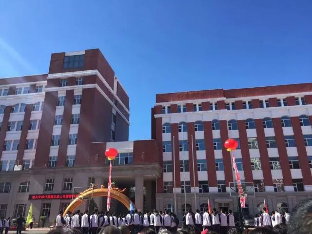 哈尔滨市第九中学1948年建校,是黑龙江省首批示范性高中.