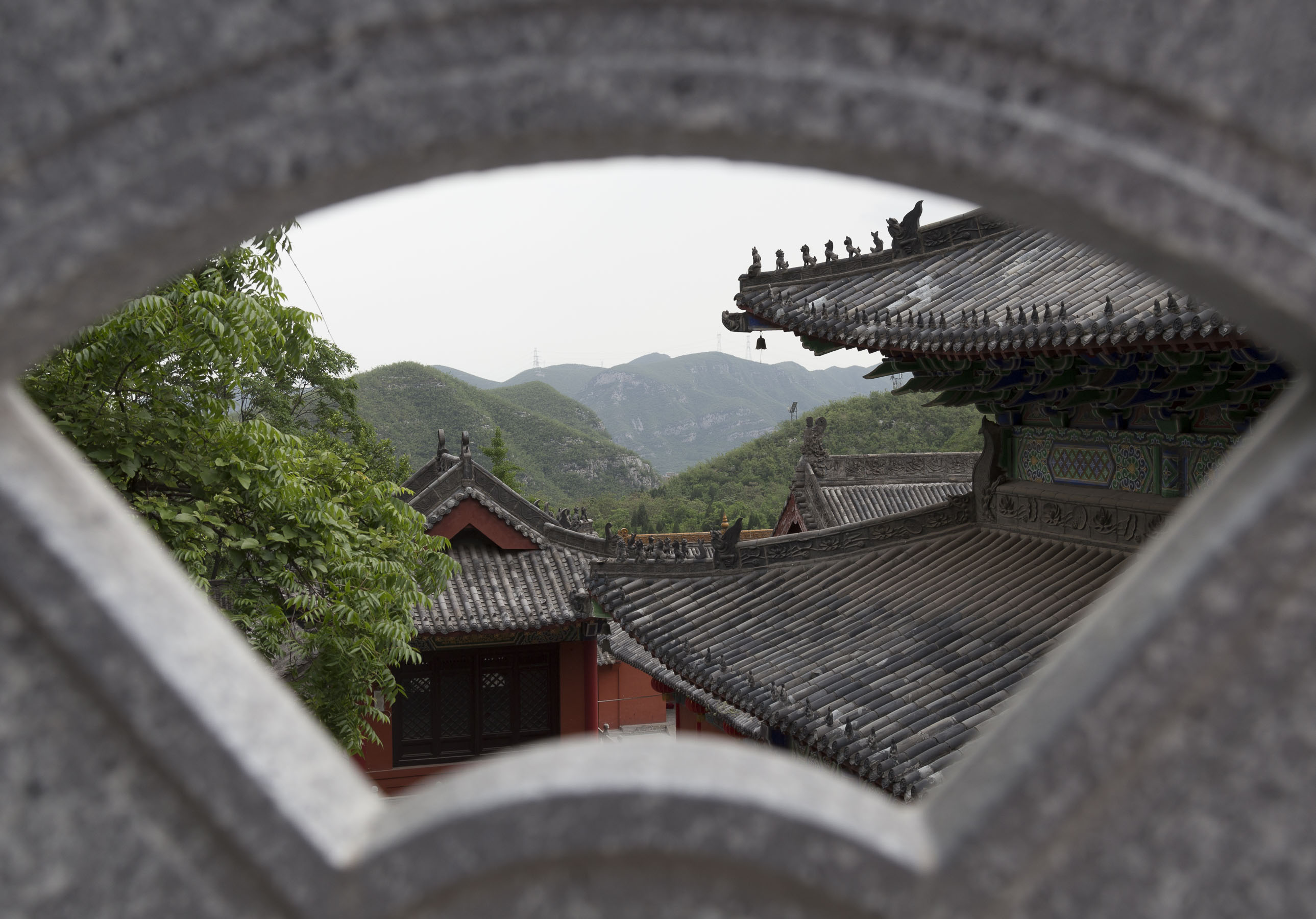 万善寺大雄宝殿后有一观景台,可远望寺前远山的风景.