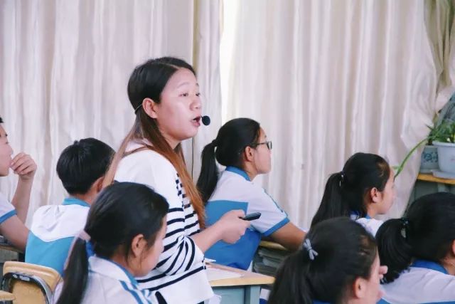 我叫蒋春丽,毕业于兰州大学,现于云南省临沧市云县澜沧江边任教,学校