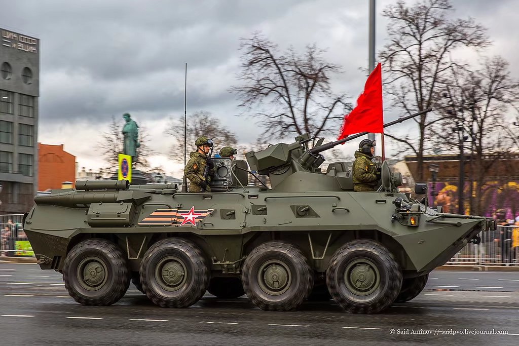 北极部队的btr-82a轮式步兵战车,注意士兵的步枪也采用了雪地迷彩.