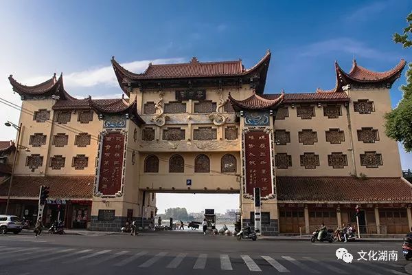 夜景被著名华语诗人余光中誉为"诗国长城"的中国常德诗墙是常德市委