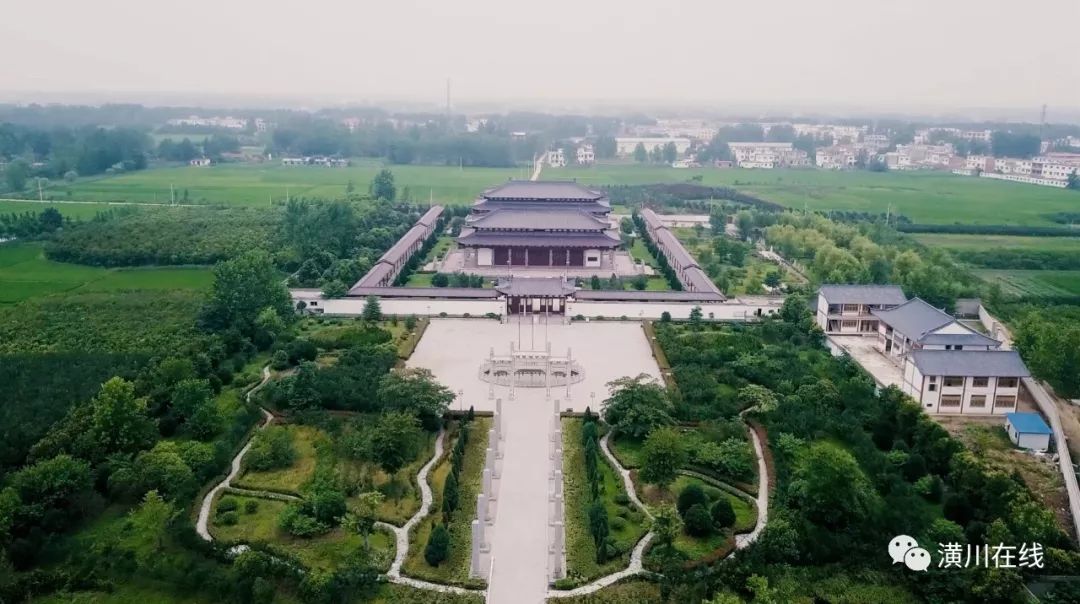 沿着小潢河边 节假日 星期天或者节假日 我们可以去 黄国故城放风筝