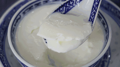 双皮奶由牛奶,蛋清和白糖等混合炖制而成 前后多道工序耗时 8小时!