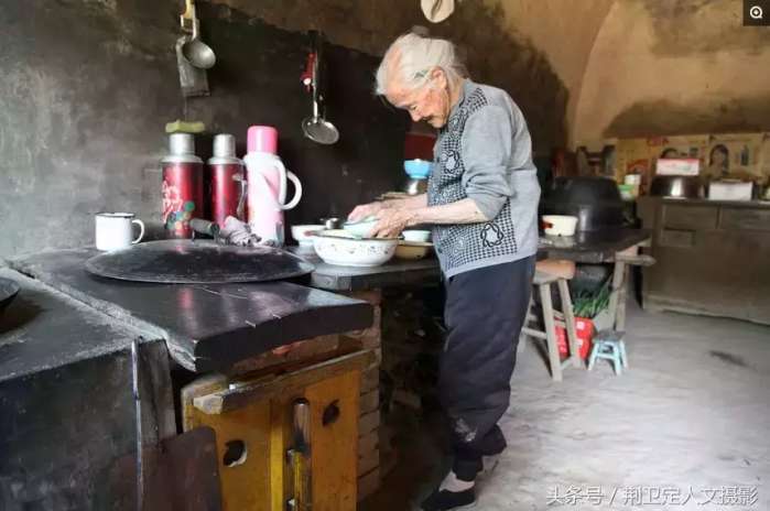 稷王山下101岁老人给儿子做了71年的饭, 现在还能干活