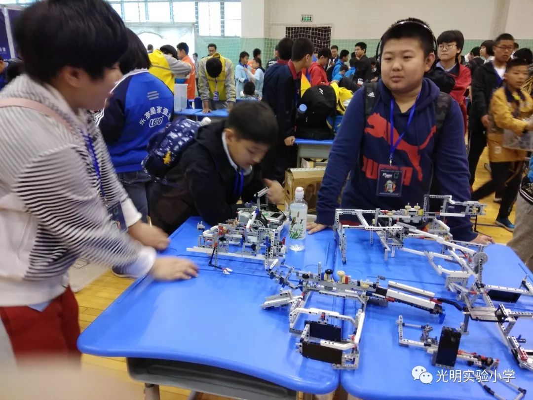 科技之星,闪耀光明!——祝贺光明实验小学梦幻一队年.