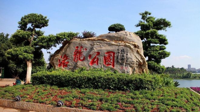 碧水蓝天,风光秀丽,景色怡人 非常适合散心,游玩 海埂公园坐落于昆明