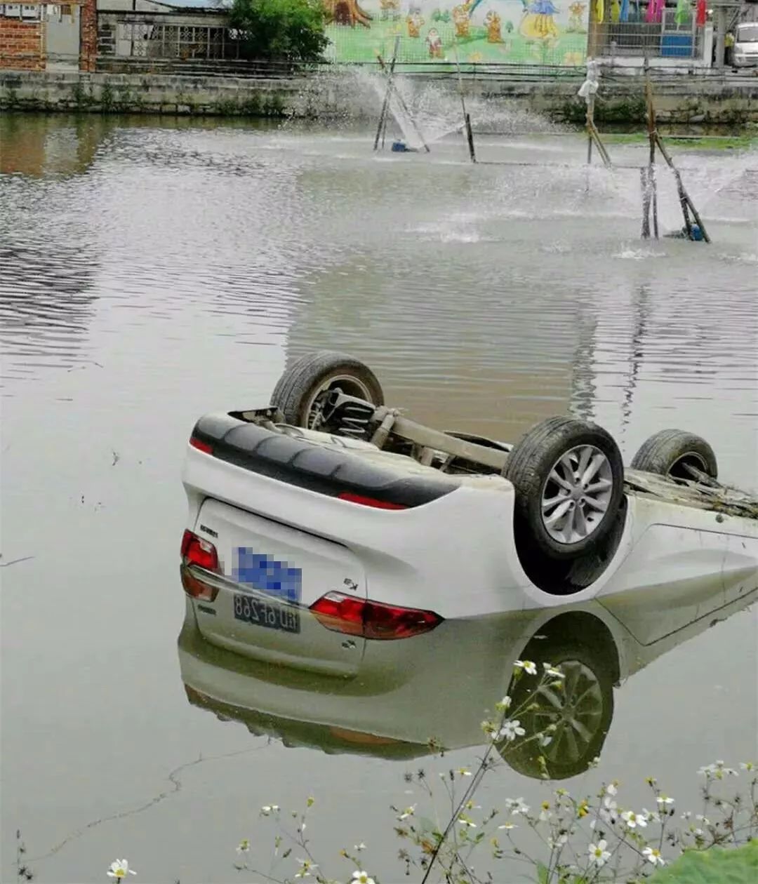 嘿!你的车掉水里啦,但是你人