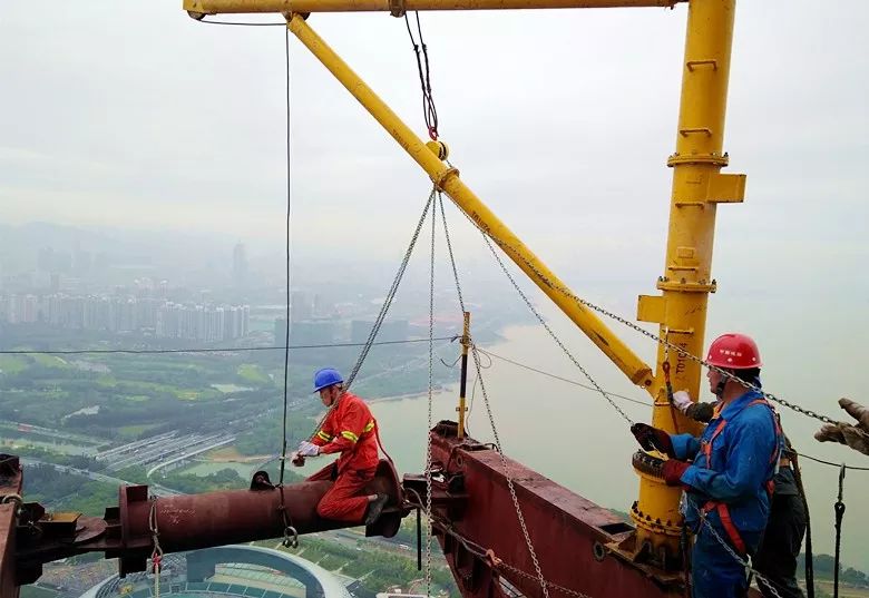 【建筑人】中建三局牛,锥形塔臂塔吊高空自解,全国首例!