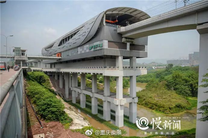 建在河中,站台下划船,捉虾的轻轨站——刘家坪站