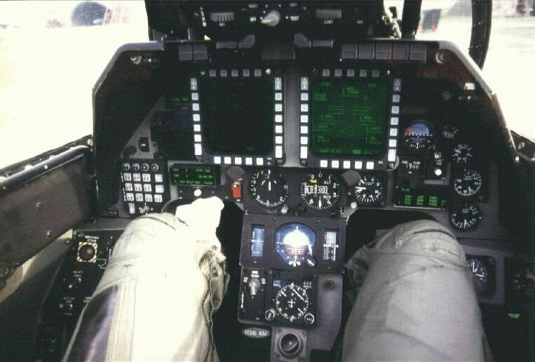 近距离看f-16战机驾驶舱细节