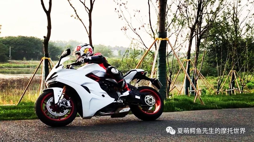 杜卡迪supersport s试驾,最适合街道的超级运动型摩托车!