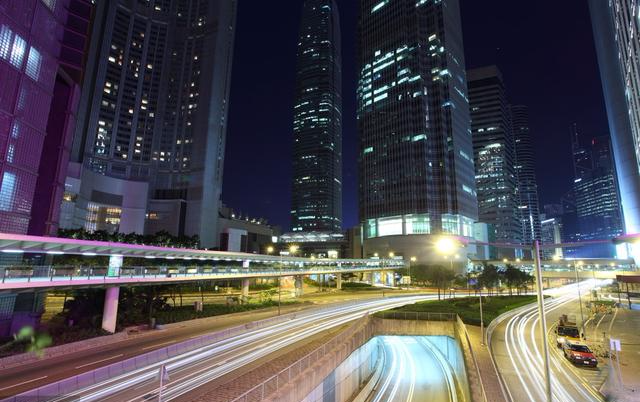 香港普通收入_香港普通工资多少钱？为什么那么多年轻人愿意过去打工！