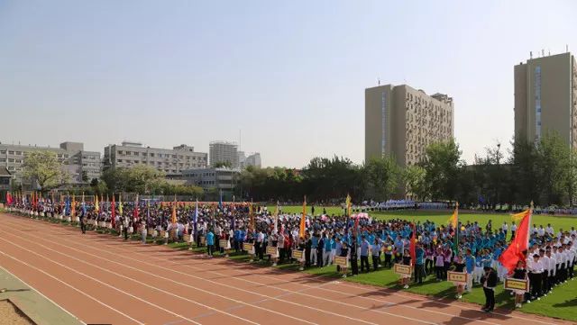 九游会老哥俱乐部运动会图片放送来袭快来找找跑道上的你!