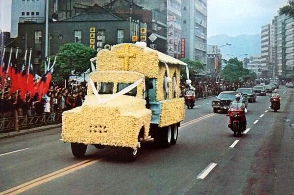 蒋介石去世2000000人沿路跪拜迎送设案路祭