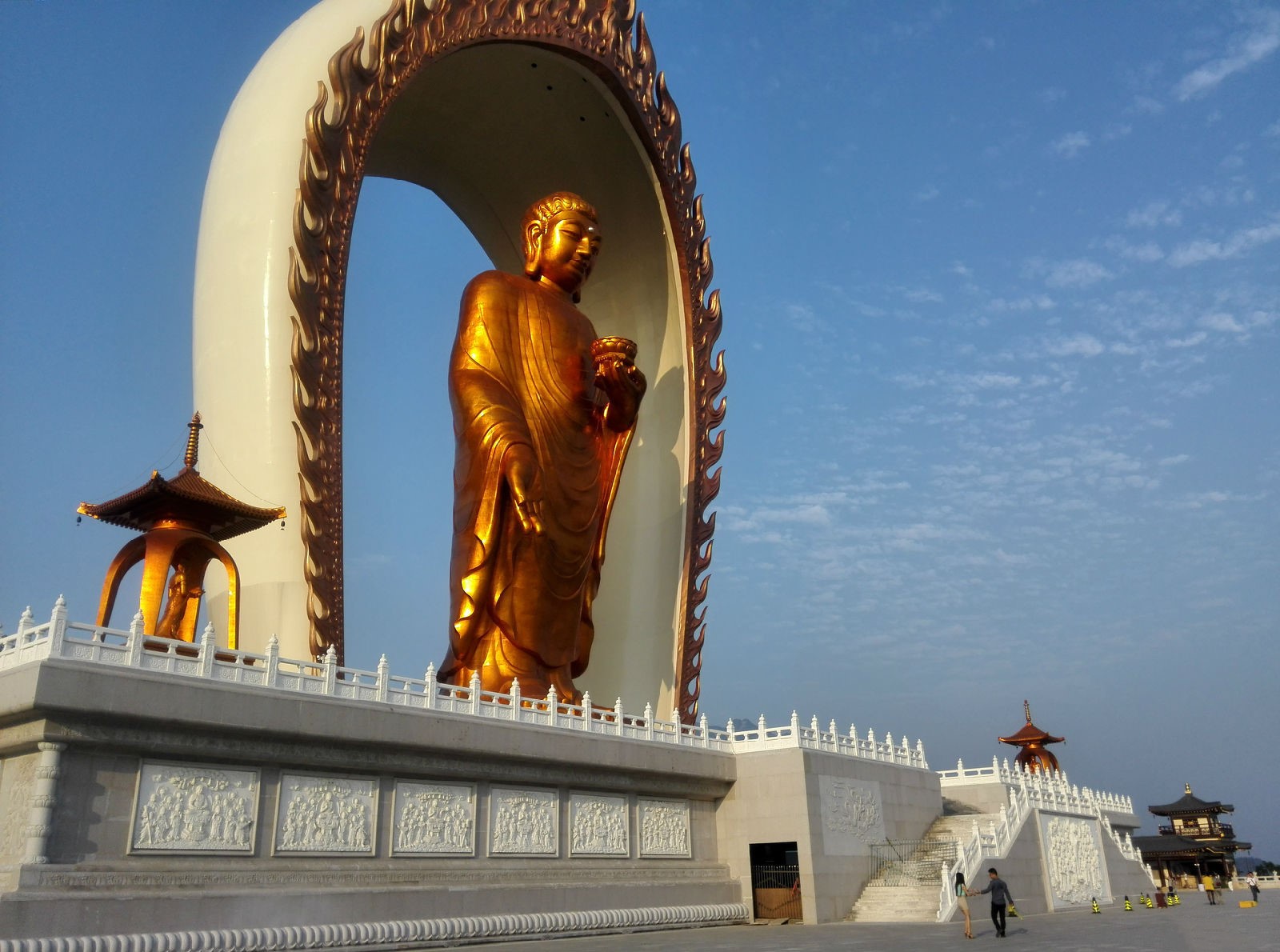 据悉,建造东林大佛是因净土法门普度末法众生这一时节因缘而兴起,历代