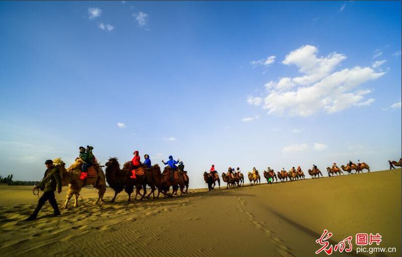 形成了甘肃敦煌2018年第一个旅游高峰