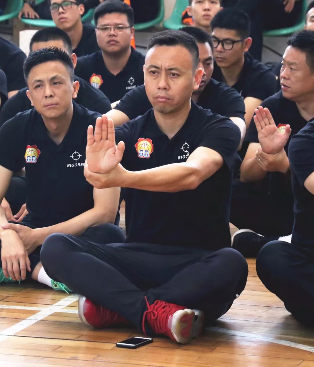 理论培训结束后,学习班转移阵地到篮球馆内进行了实操培训,由魏国梁