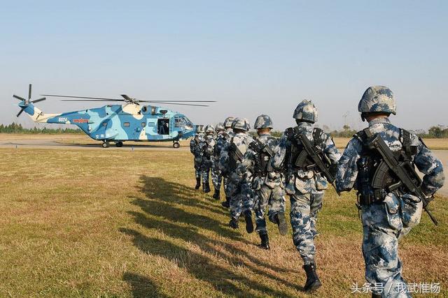 解放军空降兵训练直升机快速索降