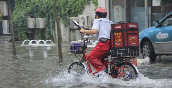 跑外卖下暴雨怎么穿搭_暴雨送外卖图