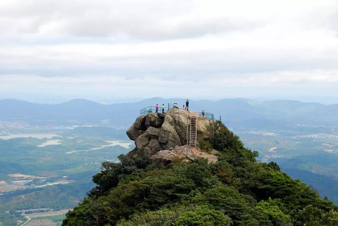 8 罗浮山 罗浮山是国家级风景名胜区和国家aaaaa级旅游景区,它雄峙于