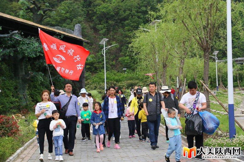 "五一"小长假首日 安康石泉饶峰驿站迎来旅游高峰