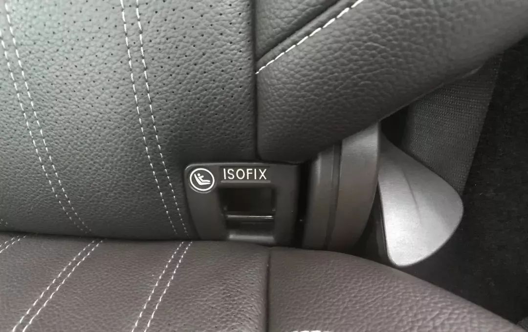 isofix接口,几乎是现在所有车辆的标配,更方便儿童座椅的取放.