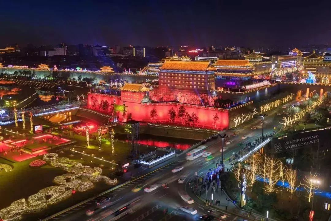 一次震撼的高科技飞行表演…… 在西安城墙南门段上空通过灯光变化