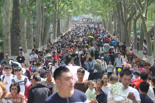 五一小长假首日,在济南动物园内,近万游客聚集旅游看动物,现场人山