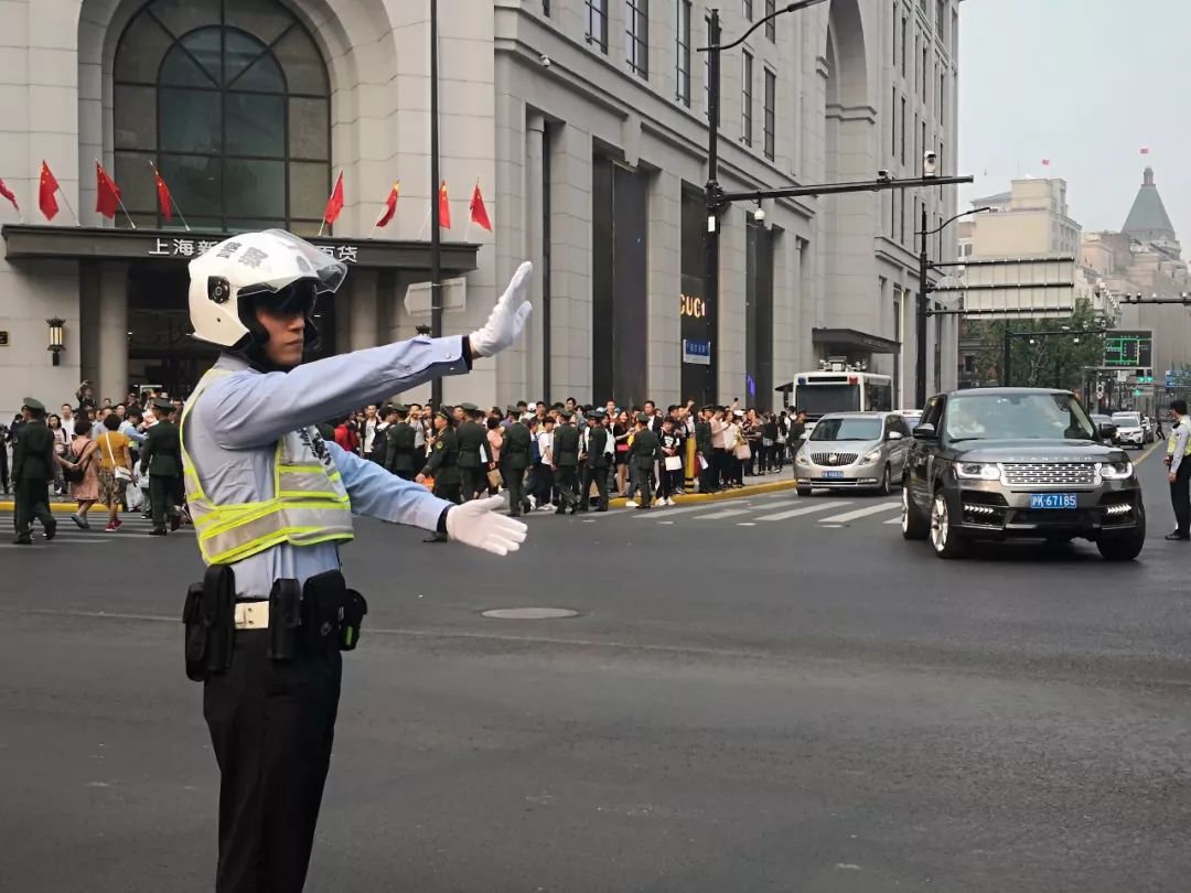 五一安全出行上海交警唤醒这座安全有序城市的人